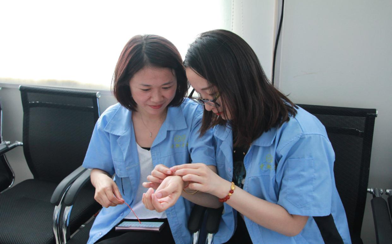 同事間相互佩戴五彩繩