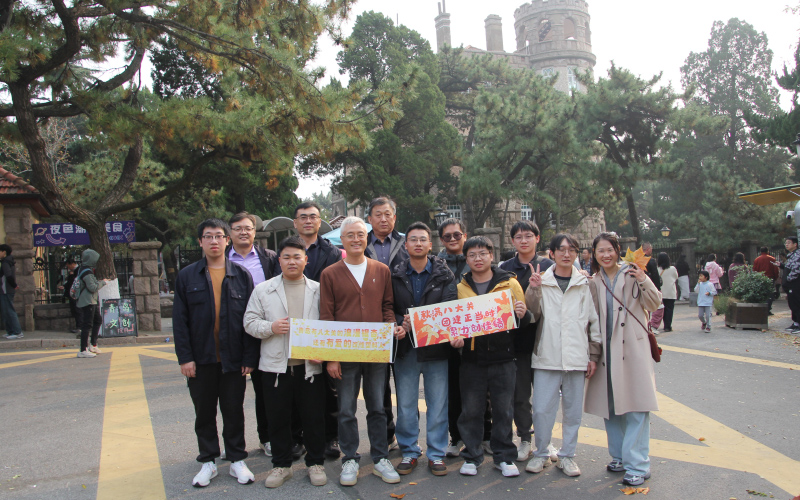 八大關(guān)合影留念