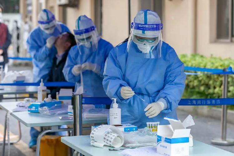 筑牢疫情防控線，青島中新華美為您定制生產(chǎn)核酸檢測用試劑卡殼料!