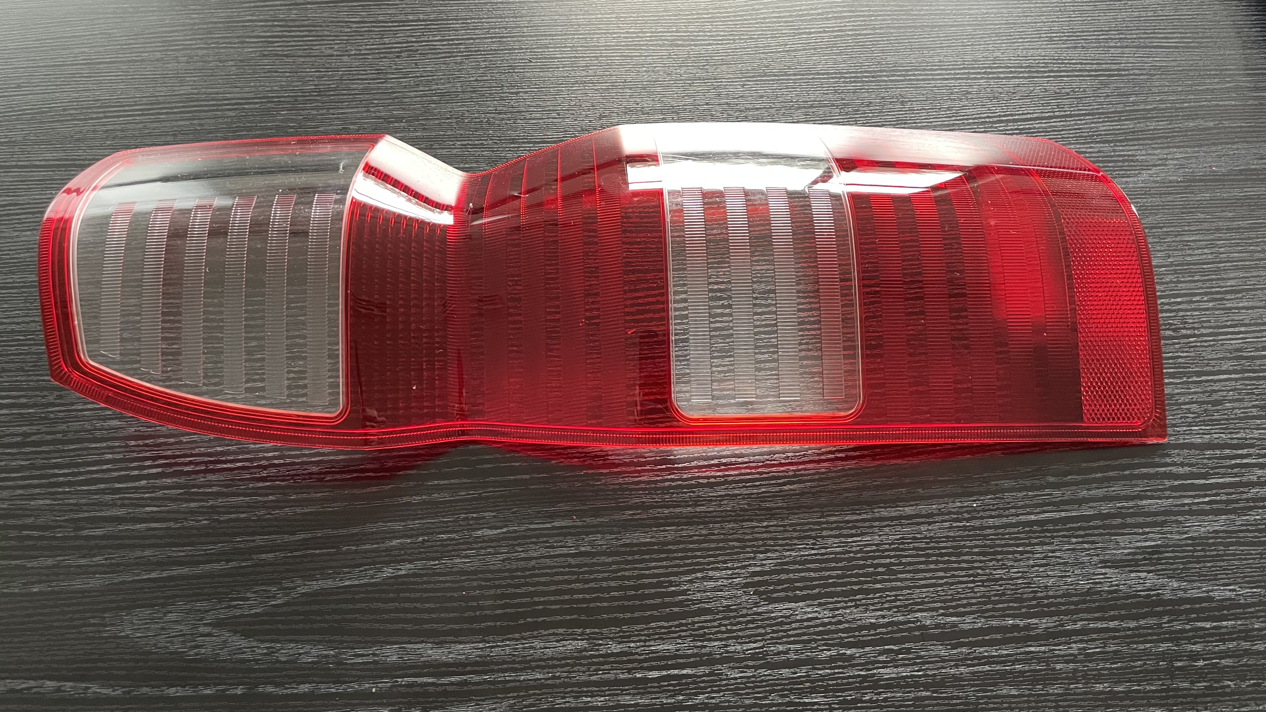 客戶用我司的亞克力材料制作的汽車燈罩