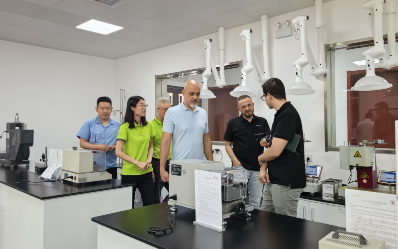 國(guó)外客戶參觀改性塑料廠研發(fā)實(shí)驗(yàn)室