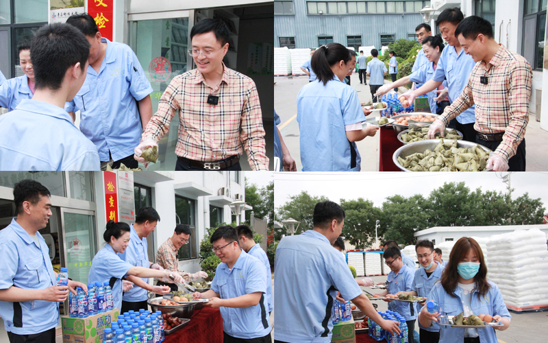 王總帶領(lǐng)愛心小組給大家分發(fā)粽子