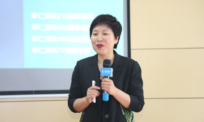 （青島牛商匯執(zhí)行會長、諸城市宏利圣得環(huán)?？萍加邢薰究偨浝?李秀梅做分享）