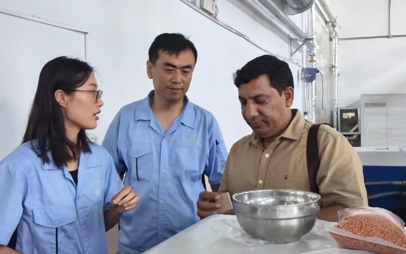 國外客戶參觀研發(fā)車間